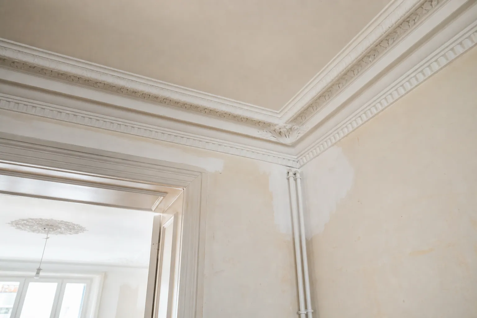 Détail de moulure au plafond d’un appartement ancien parisien