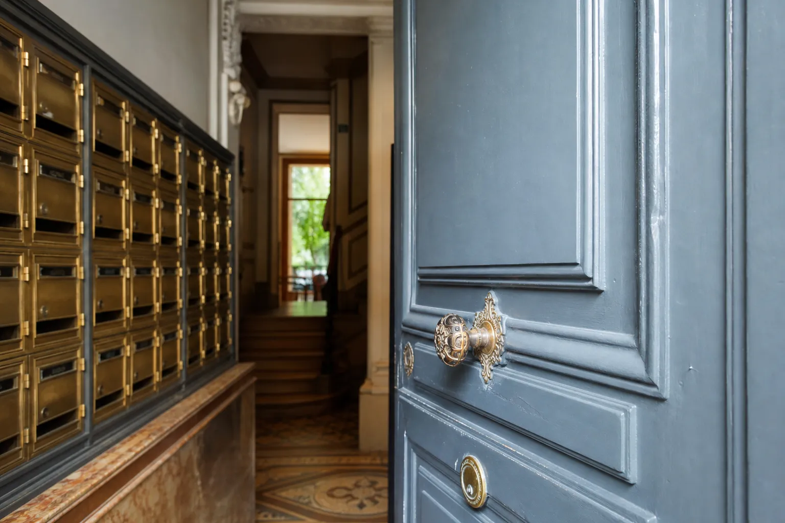 Détail d’une porte d’appartement avec boîtes aux lettres anciennes