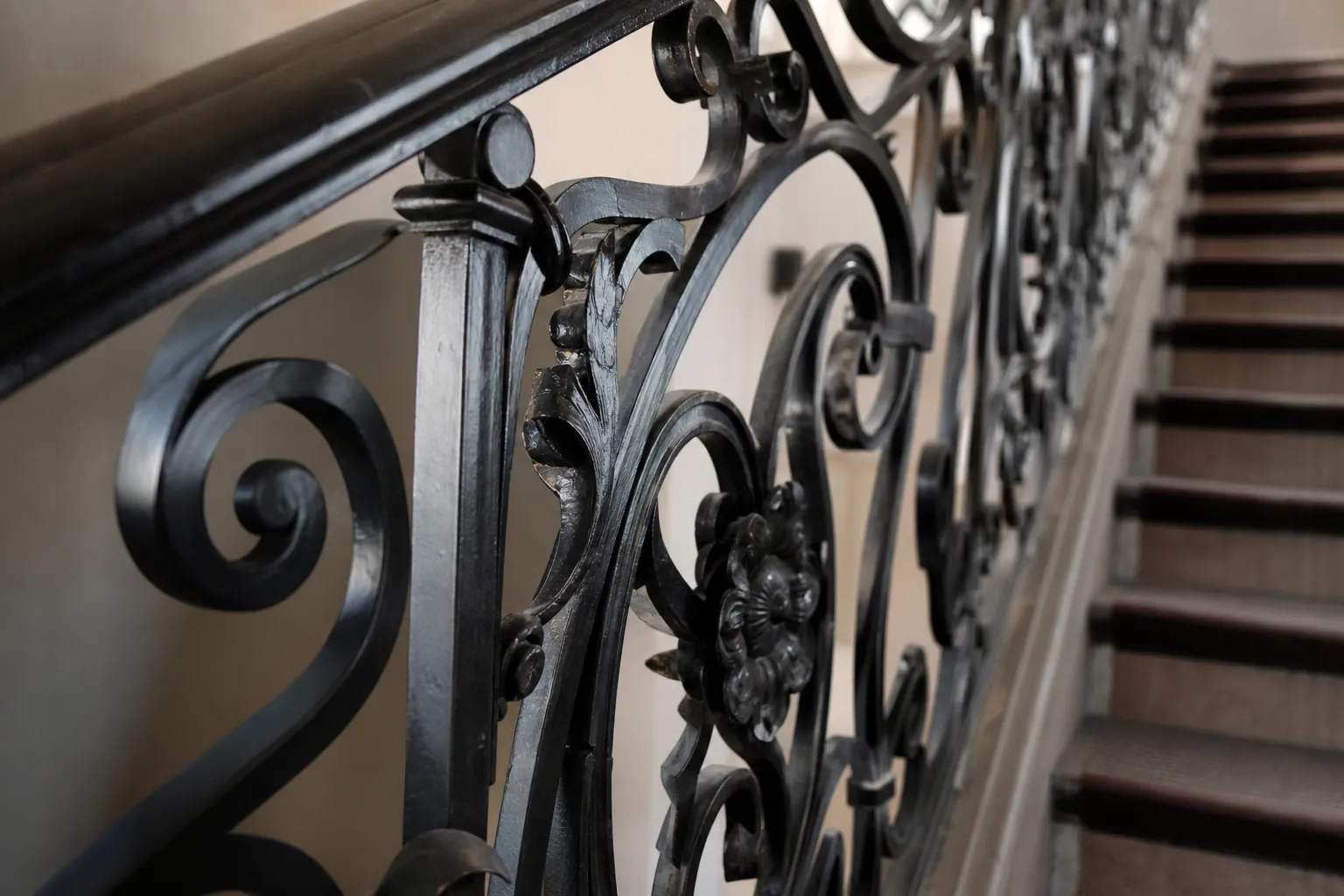 Détail d’une rampe d’escalier en fer forgé d’un immeuble familial ancien