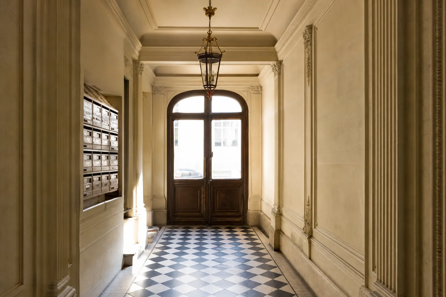 Hall d’entrée d’immeuble ancien parisien, carrelage en damier