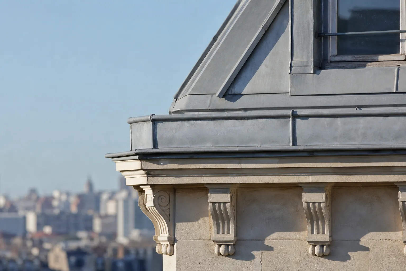 Détail de corniche et de toit en zinc d’un immeuble de la petite couronne parisienne